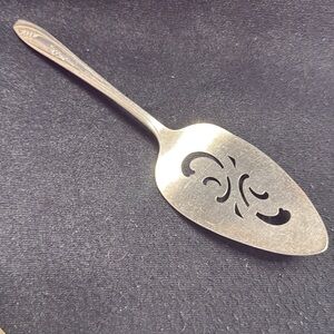 Vintage William Rogers IS Silverplate Lady Fair Pierced Cake/Pie Server Silver